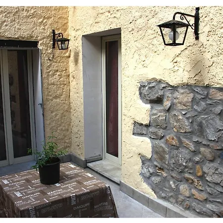 Apartment Danisinni House